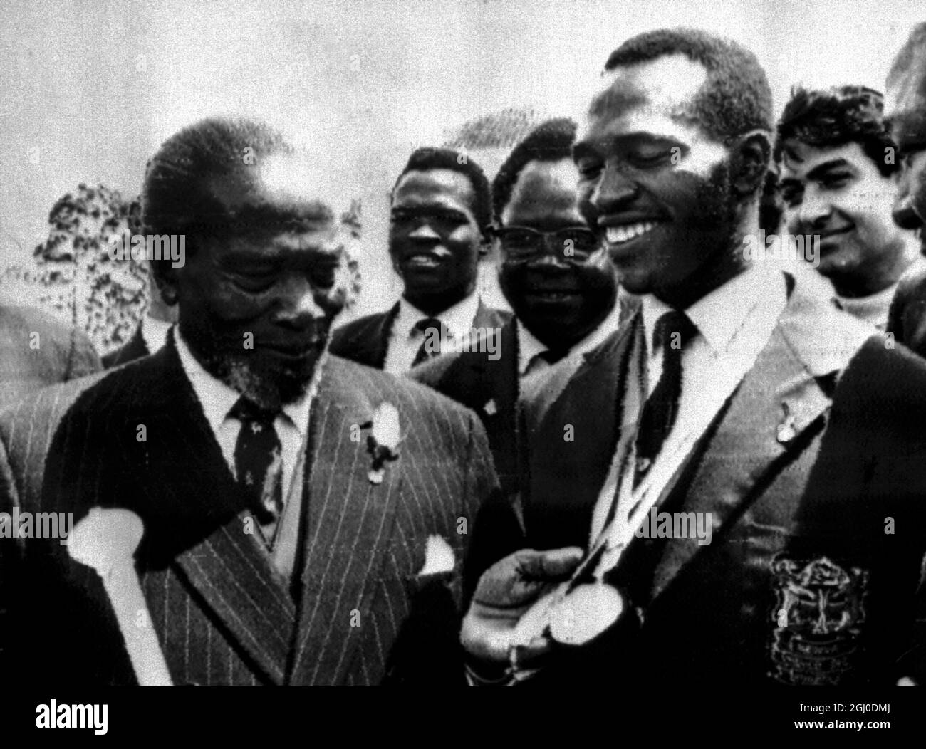 Nairobi, Kenya. Il presidente Jomo Kenyatta (a sinistra) del Kenya ammira la medaglia d'oro vinta da Kipchoge Keino nell'evento maschile di 1500 m ai Giochi Olimpici del 1968, quando la squadra olimpica del Kenya è arrivata a Nairobi. 30 ottobre 1968. Foto Stock