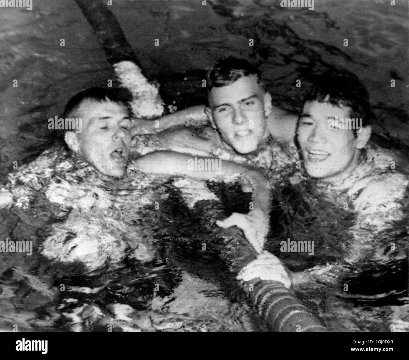 Melbourne Olympic Games 1956 Australia's Murray Rose (al centro) dopo aver vinto il freestyle maschile di 400m in un nuovo tempo olimpico record di 4 minuti 27.3 secondi con il 3° posto George Green (USA) sulla sua destra e Tsuyoshi Yamanaka (Giappone) che è venuto 2°. 4 dicembre 1956 Foto Stock