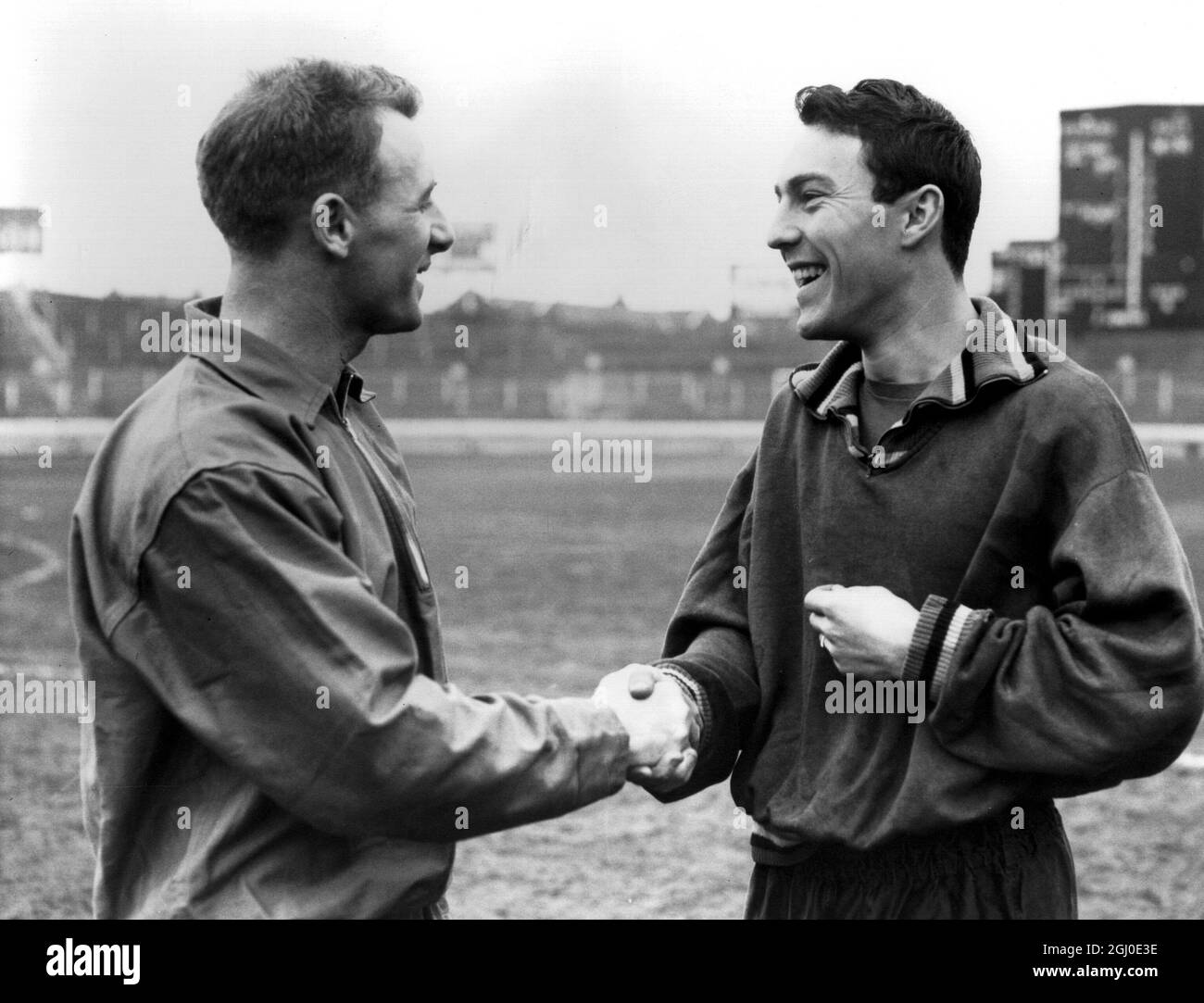 Tommy Dochrety è accolto in campo allo Stamford Bridge dallo zenzero internazionale del Chelsea, Jimmy Greaves, quando ha assunto il suo nuovo incarico di allenatore per la squadra di calcio del Chelsea. 13 febbraio 1961. Foto Stock