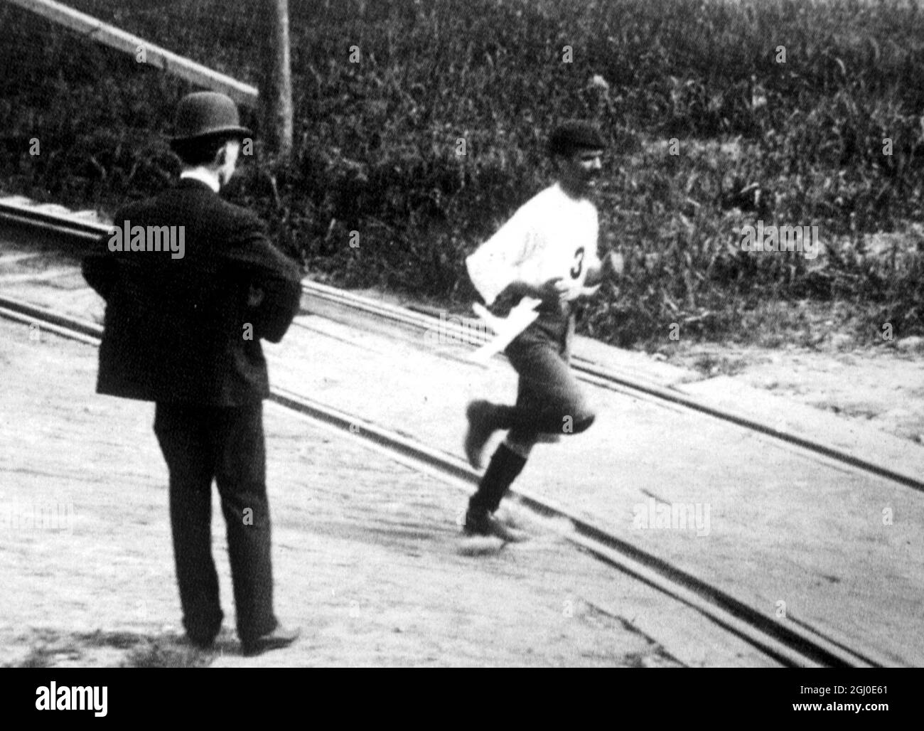 Felix Carvajal Giochi Olimpici maratona da Cuba. Era un postino e corse intorno alla piazza a l'Avana per raccogliere soldi e poi prontamente giocò via al suo arrivo. È arrivato quarto nell'evento anche dopo aver baciato molte spettatori femminili sul cammino. St. Louis - 1904 Foto Stock