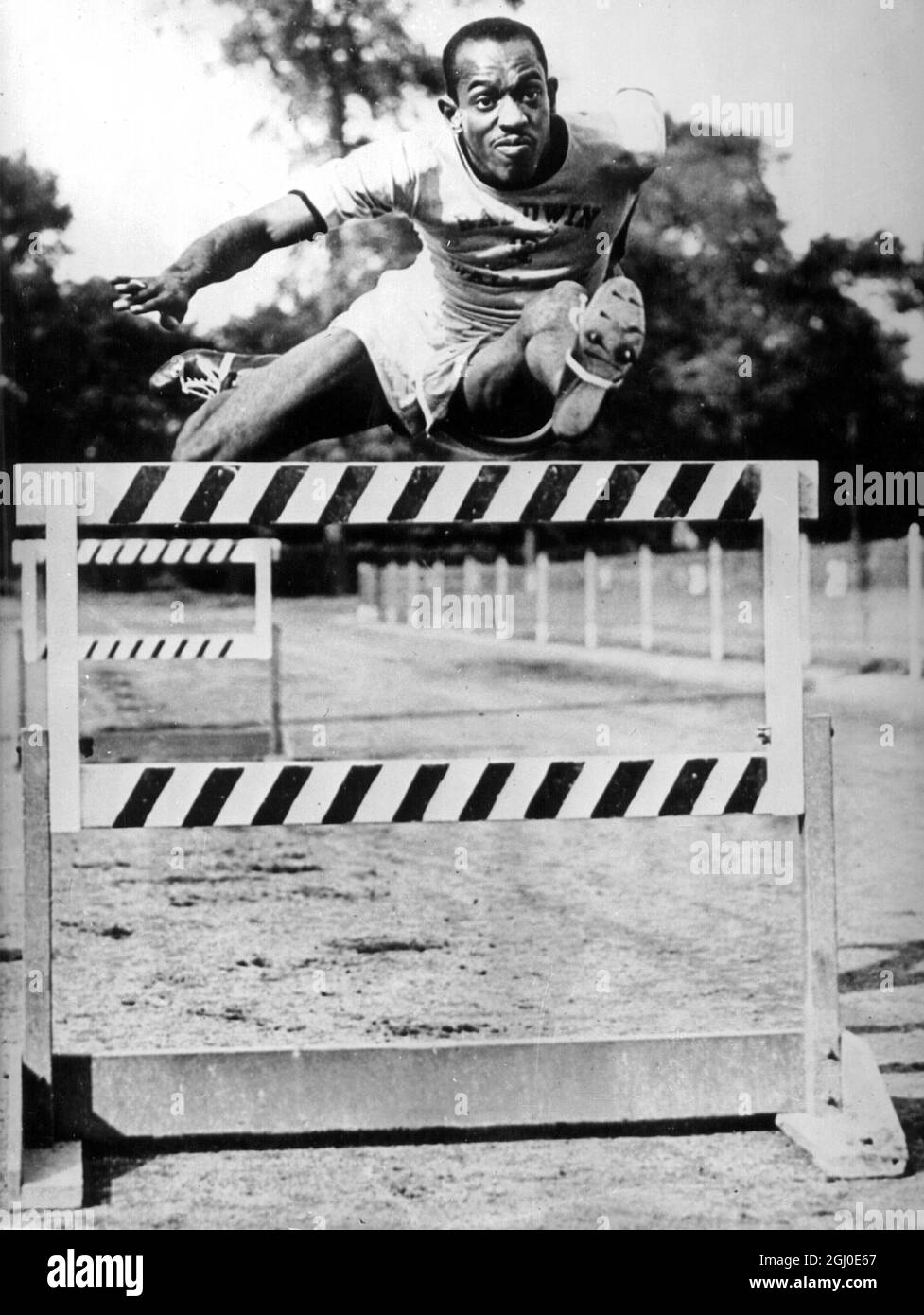 Original Caption Harrison Dillard, la striscia di ebano del Baldwin Wallace College, che ha abbattuto gli ostacoli alti 120 metri, vincendo il record mondiale. Qui è lui formazione per le Olimpiadi. 30 aprile 1948 Foto Stock