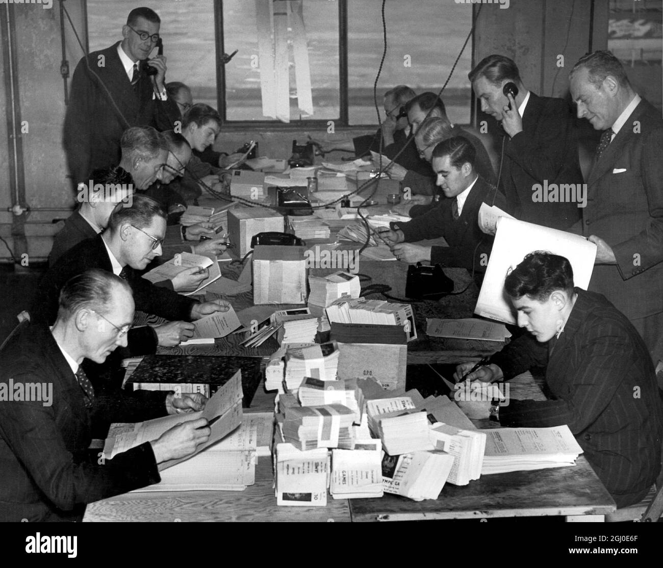 Il personale della biglietteria di Wembley si occupa delle richieste di biglietti per i Giochi Olimpici nel luglio 1948 Foto Stock