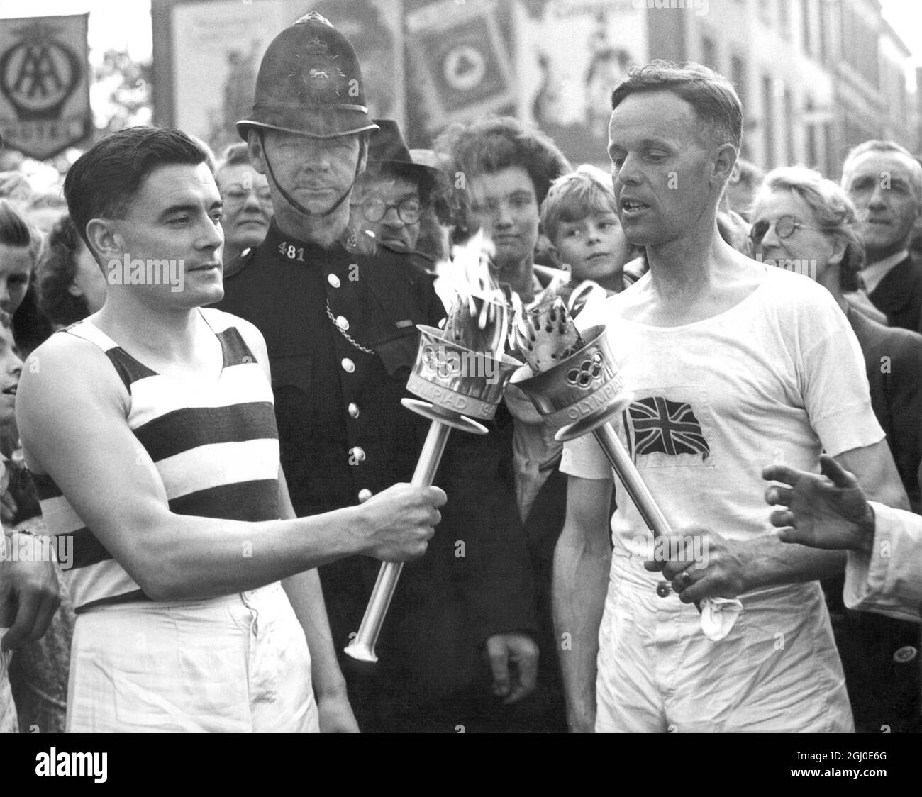 H J Bignall (a destra) consegna della torcia olimpica a Fred Prevett a Redhill, Surrey durante il progresso delle fiamme da dover a Wembley, Londra per la cerimonia di apertura dell'Olympias. 26 LUGLIO 1948 NON DESTINATO ALLA RIPRODUZIONE ESCLUSIVAMENTE PER USO PRIVATO Foto Stock