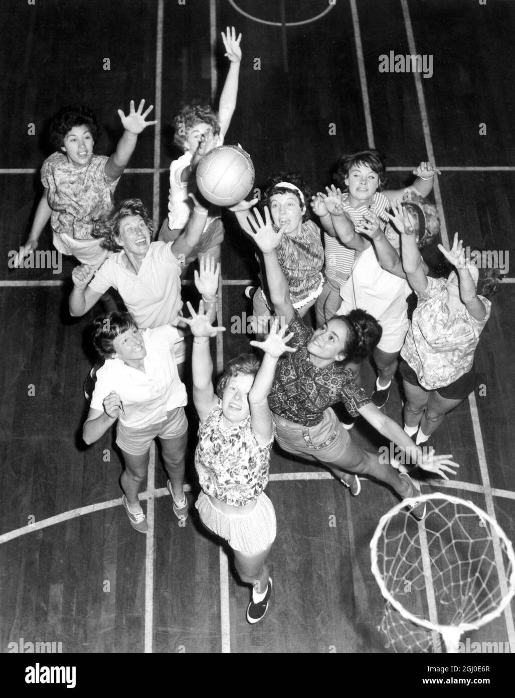 Una vista dall'alto dei membri della squadra neozelandese di netball che si allenano al Regent Street Polytechnic Gymnasium di Londra. Sono qui per un tour di sette settimane della Gran Bretagna. 18 luglio 1963. Foto Stock