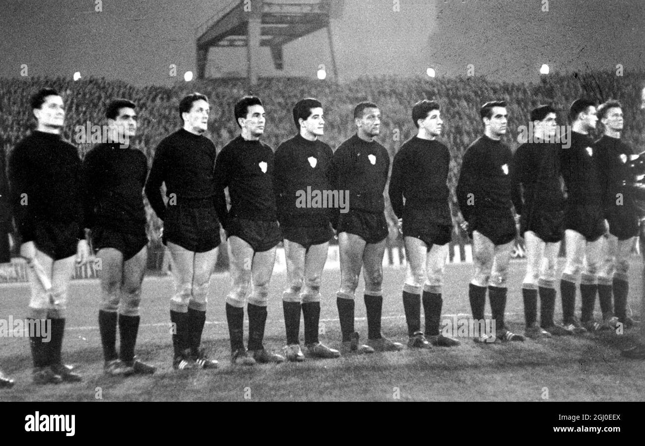 La squadra di calcio uruguaiana sostenuta da una vasta folla, la squadra di calcio uruguaiana è mostrata nello stadio del popolo a Budapest, Ungheria, prima della partita di calcio internazionale contro l'Ungheria. 19 Aprile 1962 Foto Stock