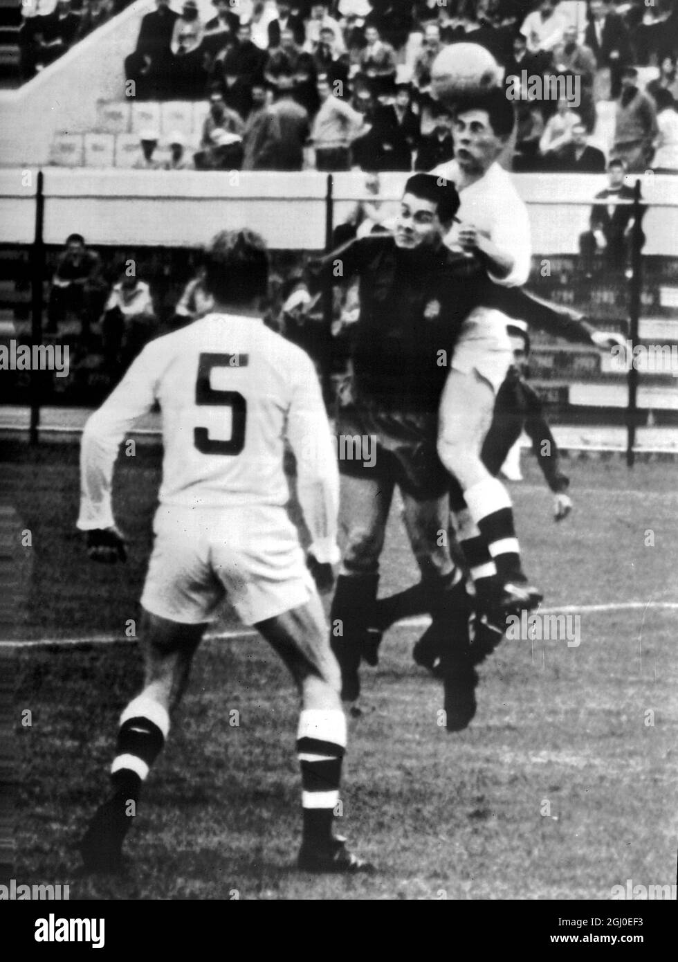 1962 Coppa del mondo Spagna / Cecoslovacchia Pluskal (No5) della Cecoslovacchia guarda come Lala anche della Cecoslovacchia testa palla come è sfidato da Martinzi di Spagna (maglia scura) , durante la partita di Coppa del mondo in Cile. La Cecoslovacchia sconfisse la Spagna 1-0. 31 maggio 1962 . Foto Stock