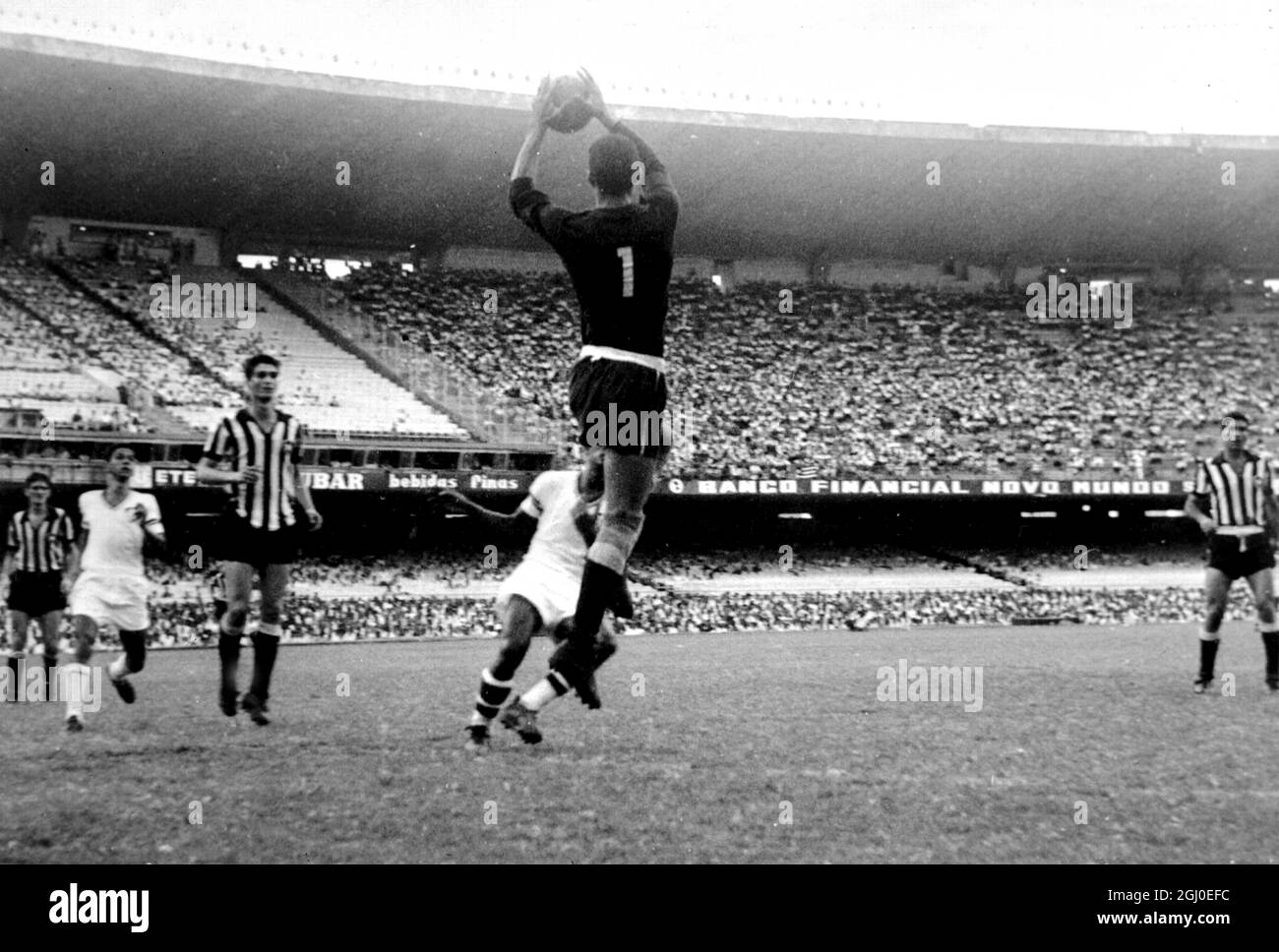 Campionato di calcio Rio. Fluminense ha vinto il Rio De Janiero Soccer Championship per il 1959, disegnando con Botafogo 3-3 al Marcana Stadium - Rio. Botafago è diventato secondi classificati per il campionato. Manga il portiere del Botafogo, finisce un colpo di Fluminense durante l'ultima partita del campionato 1959 Foto Stock