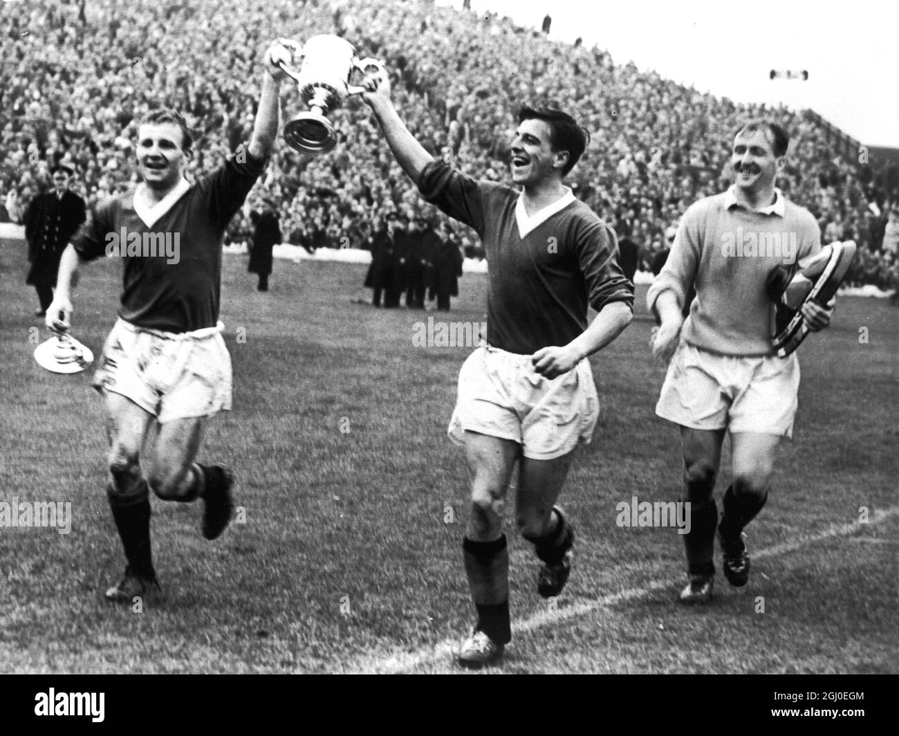 Glasgow Rangers contro St Mirren Happiness all'Hampden Park dopo che Rangers aveva battuto St.Mirren 2-0 all'Hampden Park. Portando la coppa intorno al terreno sono Wilson e il capitano Caldow. 22 aprile 1962 Foto Stock