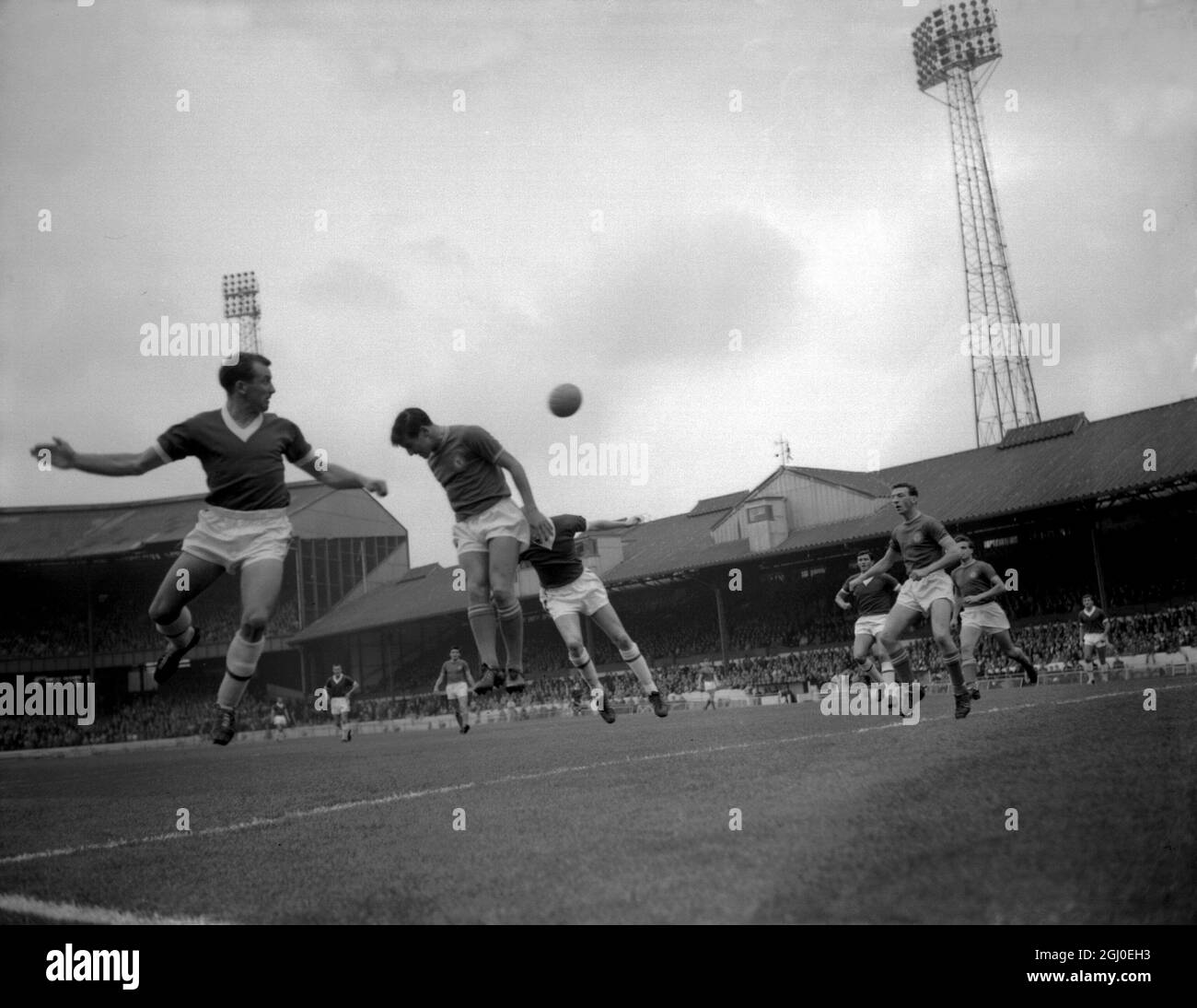 Chelsea v Middlesbrough Middlesbrough la metà destra di Yeoman (sinistra) ottiene la sua testa alla sfera prima, battendo i ponti in avanti del centro di Chelsea (centro) durante un attacco di Middlesbrough sul gol di Chelsea nella partita a Stamford Bridge. Nella foto estrema destra (in parte nascosta) è Middlesbrough rightback McNeil. 20 ottobre 1962. Foto Stock