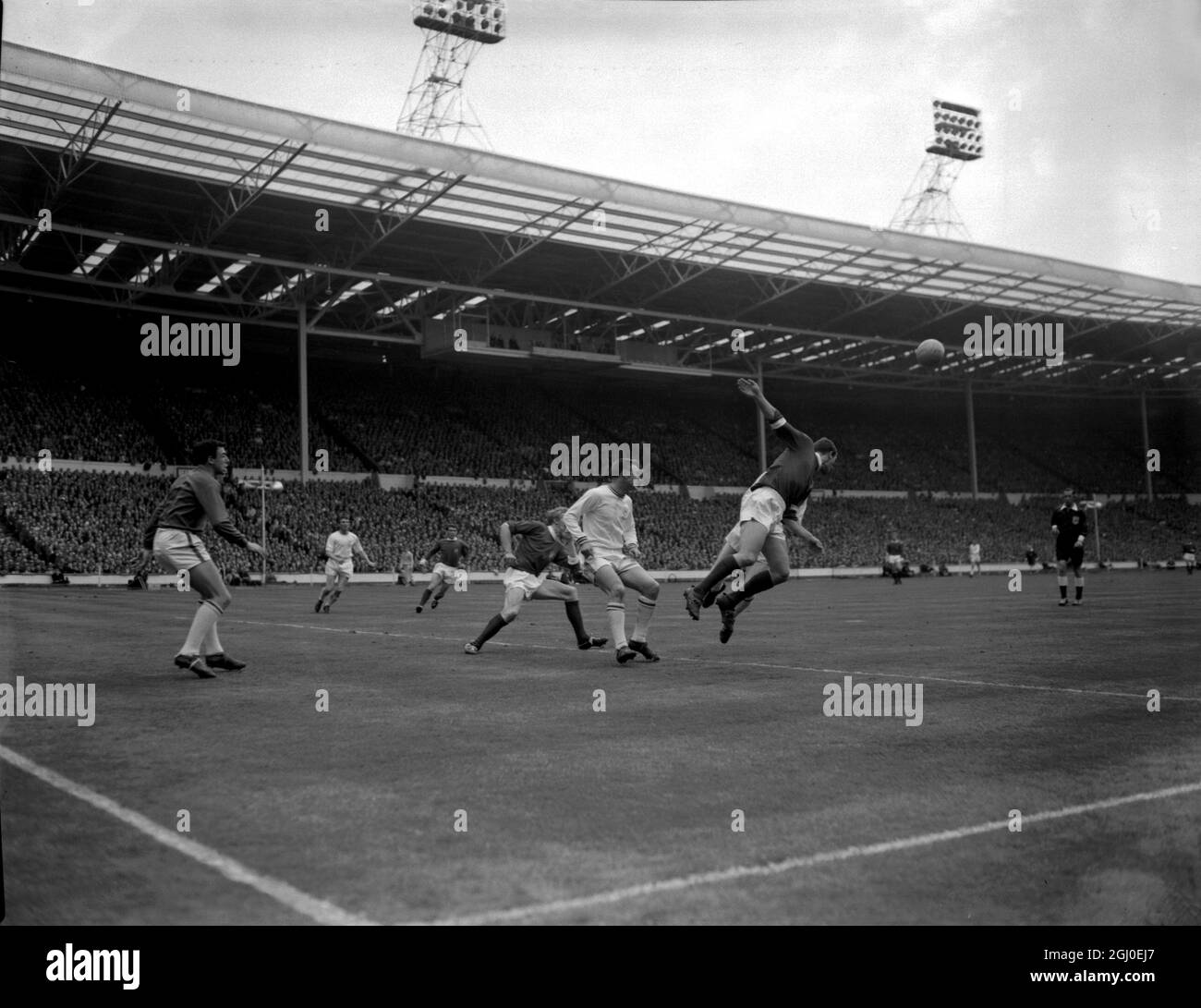 1963 fa Cup Final Manchester United V Leicester City. Manchester United Center in avanti David herd (in primo piano a destra) testa la palla. All'estrema sinistra si trova Dennis Law Manchester United all'interno a sinistra. Manchester United ha battuto Leicester City 3-1 per vincere la fa Cup. 25 maggio 1963. Foto Stock