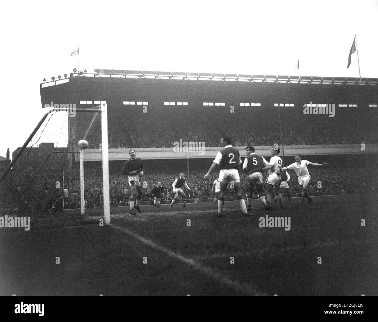 Arsenal contro Manchester United tutti gli occhi sono sulla palla mentre naviga in rete da un header di Albert Quixall (Man Utd) visto all'estrema destra. A sinistra c'è il portiere dell'Arsenale Jack Kelsey, e si vedono anche Wills (No.2) e Snedden (No.5), entrambi dell'Arsenale, e Viollet (Man Utd) No.9. 29 ottobre 1960. Foto Stock