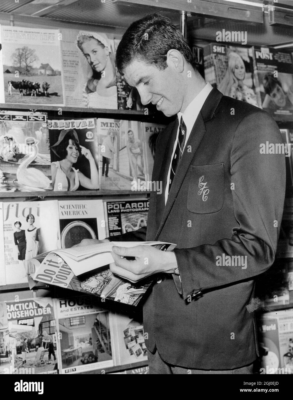 Il centro di Chelsea fa avanzare Peter Osgood attraverso una rivista presso l'aeroporto di Londra prima di volare con altri membri della squadra di Chelsea a Milano per la partita contro Inter Milan nella Inter-Cities Fairs Cup. 8 febbraio 1966. Foto Stock
