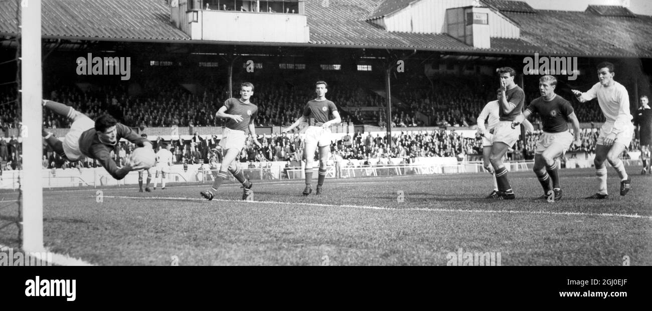 Chelsea / Swansea Town Peter Bonetti, il portiere del Chelsea si tuffa per tenere una testata da Thomas, lo Swansea all'interno proprio durante la partita a Stamford Bridge. 22 settembre 1962. Foto Stock