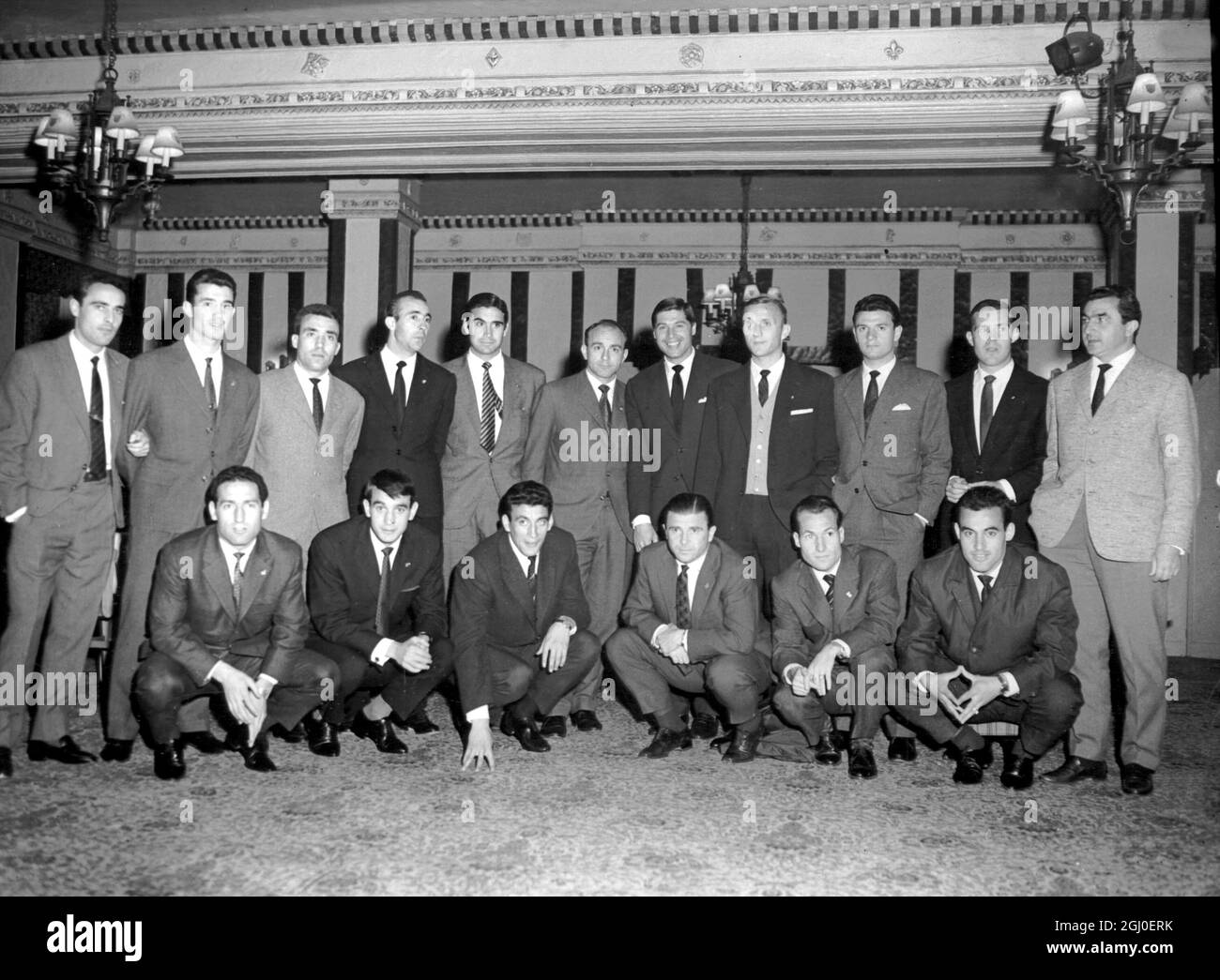 I membri della squadra di calcio del Real Madrid alla reception del Park Lane Hotel, Londra, prima della loro amichevole partita contro il Crystal Palace al Selhurst Park. 16 aprile 1962. Foto Stock