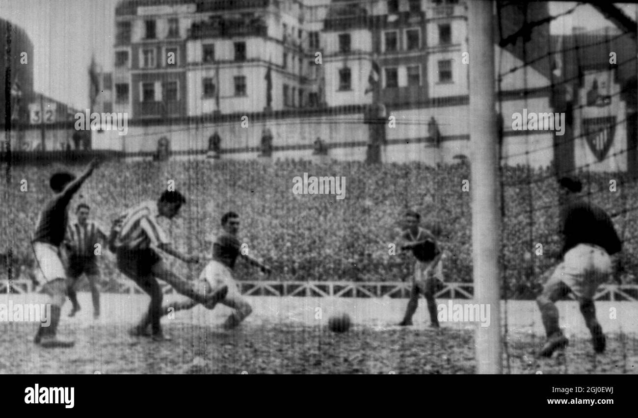1957 finale del quartiere europeo della Coppa Bilbao contro Manchester Utd Manchester United il portiere Wood attende l'allarme mentre Bilbao Forward Artheche spara e segna il quinto gol della sua squadra durante la partita finale del quarto della Coppa europea nello stadio di San Mames. Bilbao ha inadempiuto il Manchester United 5-3 16 gennaio 1957. Foto Stock