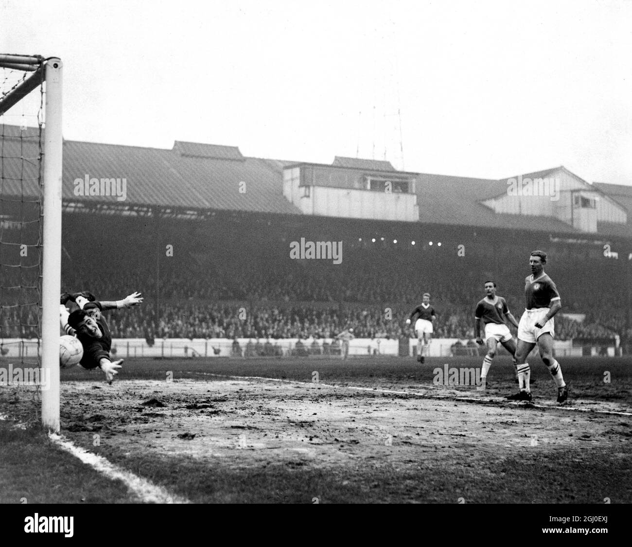 Chelsea contro Manchester United Una stretta fuga per Chelsea come testata dal centro del Manchester United Dawson batte il portiere del Chelsea Peter Bonetti, ma colpisce il posto durante la partita a Stamford Bridge. 24 dicembre 1960. Foto Stock