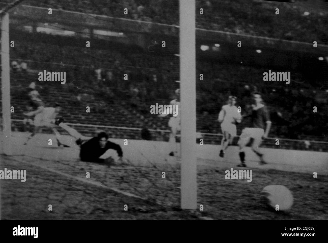 Real Madrid contro Manchester United Manchester United segnano il loro obiettivo contro il Real Madrid mentre il portiere spagnolo Dominguez cerca di salvare. Real Madrid ha vinto la partita 6-5. 12 novembre 1959. Foto Stock