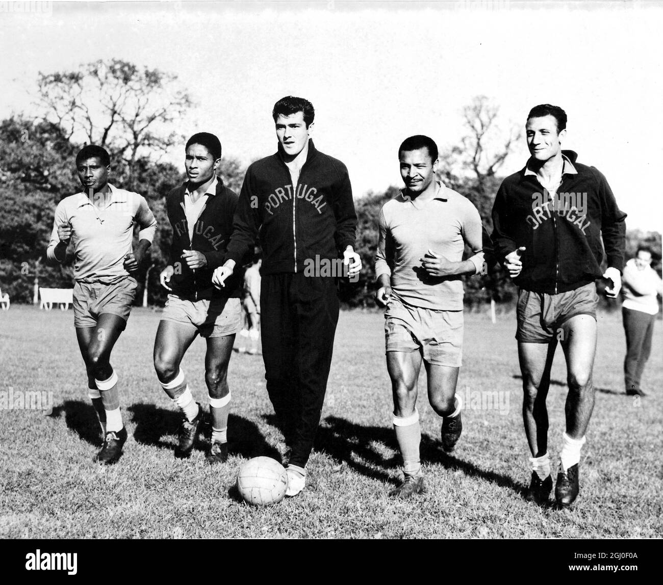 La linea diretta del Portogallo (da sinistra a destra) Yuaca, Eusebio, Aguas, Coluna e Cavena corrono con la palla a Greenford dove si allenavano per la loro partita di Coppa del mondo contro l'Inghilterra a Wembley. 23 ottobre 1961. Foto Stock