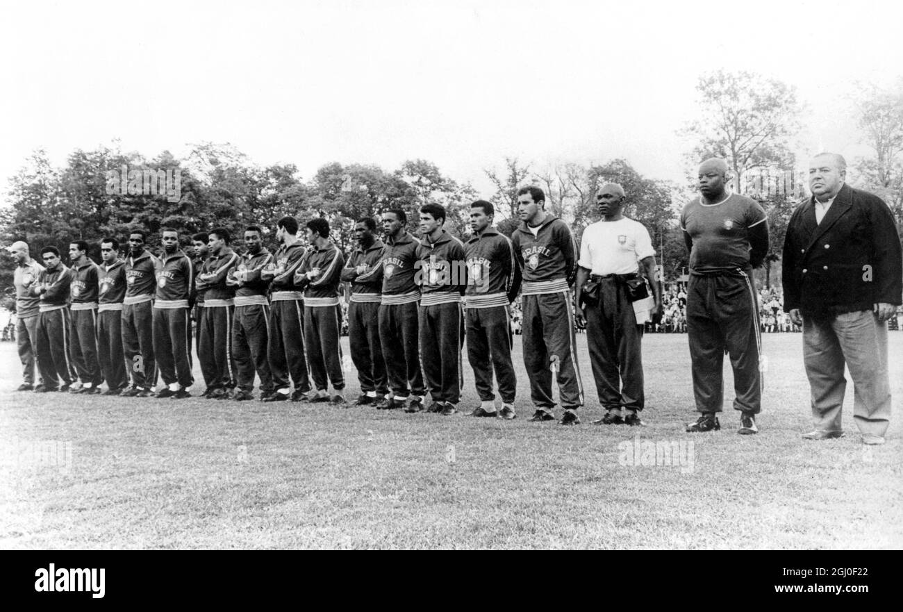 La squadra di calcio brasiliana ha mostrato nel loro campo di allenamento ad Atvidaberg, Svezia: Da sinistra a destra: Paulo de Lima Amara (allenatore), Garrincha Manoel Francisco dos Santos, Altair Gomes de Fiqueiredo, Zito Jose Ely de Miranda, Silva Walter Machado da Silva, Lima Antonio Lima dos Santos, Alcindo Marthade Freitas, Jair Ventho, Pele Edson Arantes do Nascimento, Rildo Costa Menezes, Amarildo Tavares Silveira, Edu Jonas Eduardo Americo, Parana Ademirde Barros, Paulo Henrique S Oliveira, Jose Mario Fidelis dos Santos, Gerson Oliveira Nunes, Mario Americo, Eduardo Sant Anng, Vincente Italo Feola Foto Stock