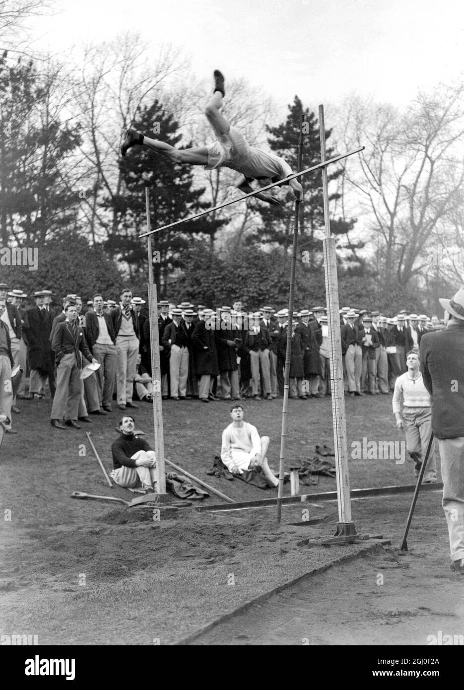 E. F. Housden nel Pole Vault Harrow School Athletics si incontrano all'Achilles Club di Middlesex. 25 marzo 1932 Foto Stock