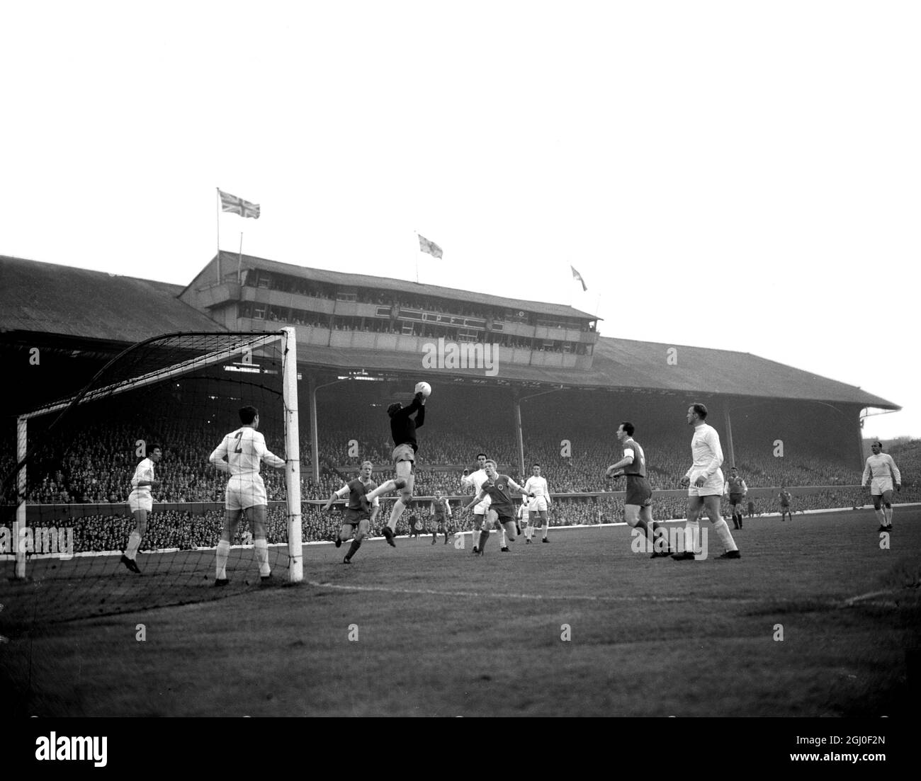 Real Madrid / Eintracht Frankfurt Real Madrid il portiere Dominguez salta per fare un salvataggio durante un attacco Eintracht Frankfurt nella finale della Coppa europea a Hampden Park. 18 maggio 1960. Foto Stock