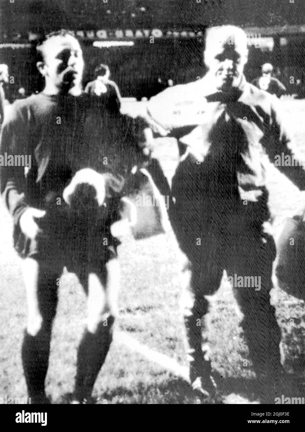 Il giocatore del Manchester United Nobby Stiles con l'allenatore Jack Crompton dopo essere stato mandato fuori nel settantacinquesimo minuto della prima tappa del campionato del mondo degli Stati Uniti scontro con Estudiantes a Buenos Airies. 25 settembre 1968. Foto Stock