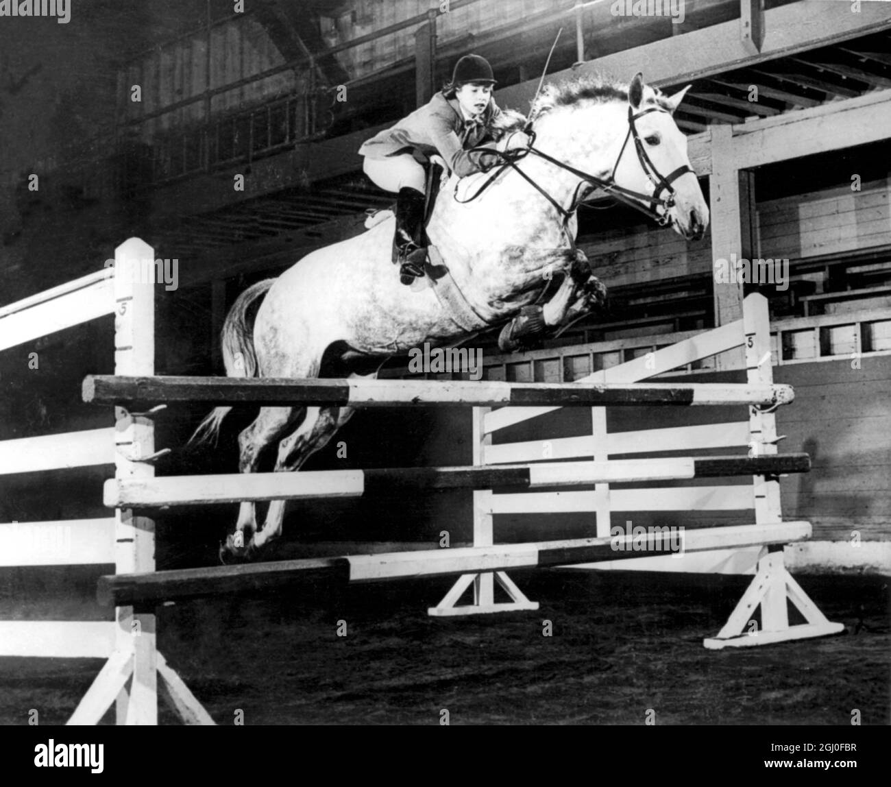 Foto d'azione di Peggy Johnson jumping Pride's Pride Vincitore del Campionato Nazionale Open Jumper 1946 dell'American Horse Show Association Foto Stock