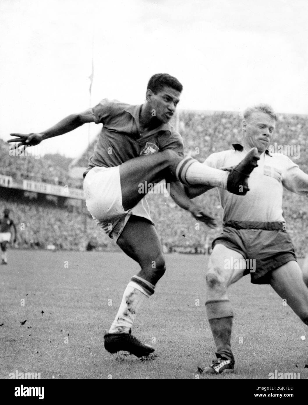 Finale della Coppa del mondo 1958 Brasile / Svezia Garrincha del Brasile  durante la finale della Coppa del mondo tra Svezia e Brasile. 1 luglio 1958  Foto stock - Alamy