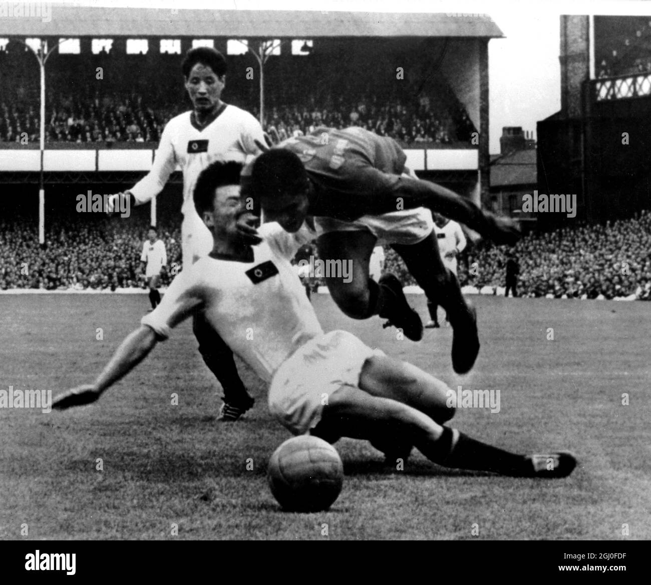 1966 Coppa del mondo Portogallo contro Corea del Nord l'Eusebio del Portogallo viene imbrattato dal Rim Sun della Corea del Nord, che ha portato a una penalità durante la partita finale del quarto della Coppa del mondo al Goodison Park. 23 luglio 1966. Foto Stock