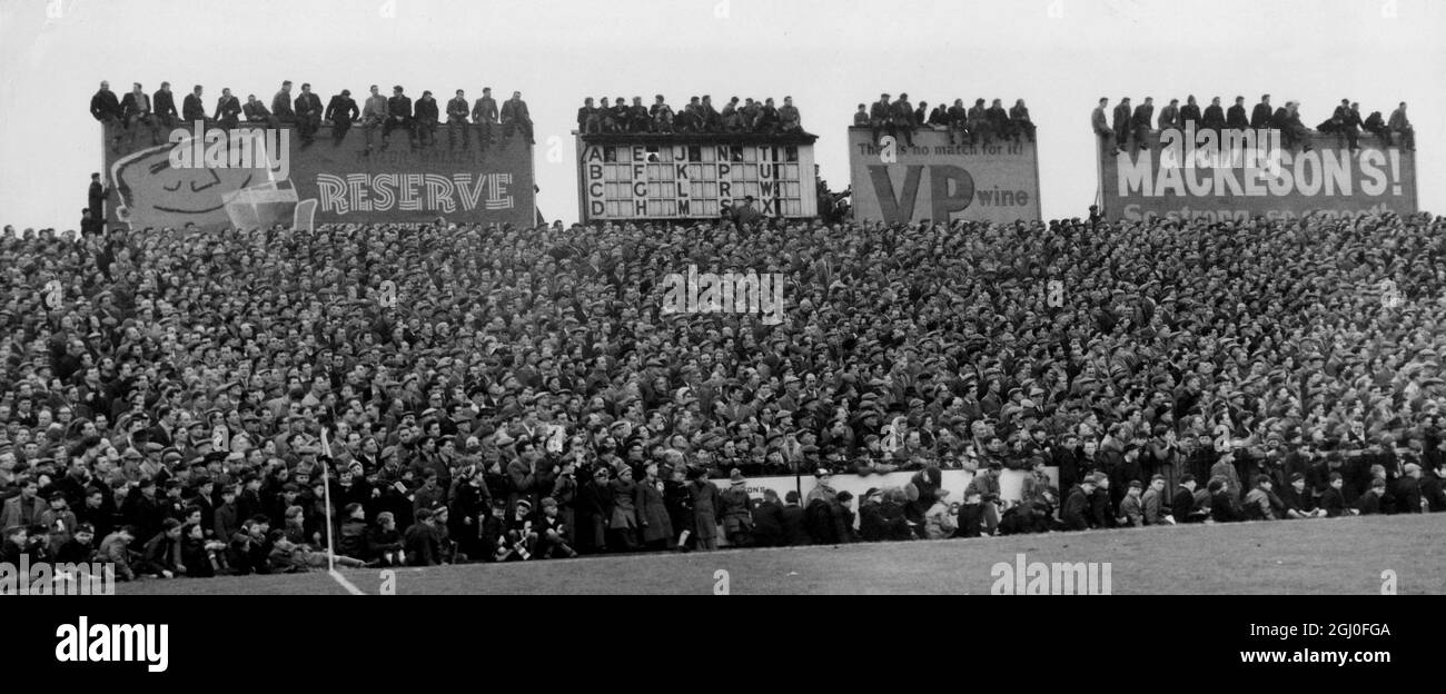 Fulham contro West Ham Craven Cottage ha fornito una vista in tribuna per i sostenitori della partita Fulham contro West Ham. 1 febbraio 1958 Foto Stock