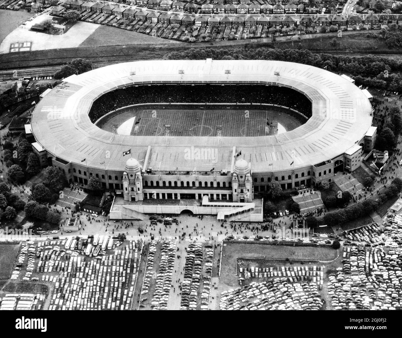Veduta aerea dello Stadio di Wembley che mostra il tetto di recente costruzione che protegge gli spettatori. 1966. Foto Stock