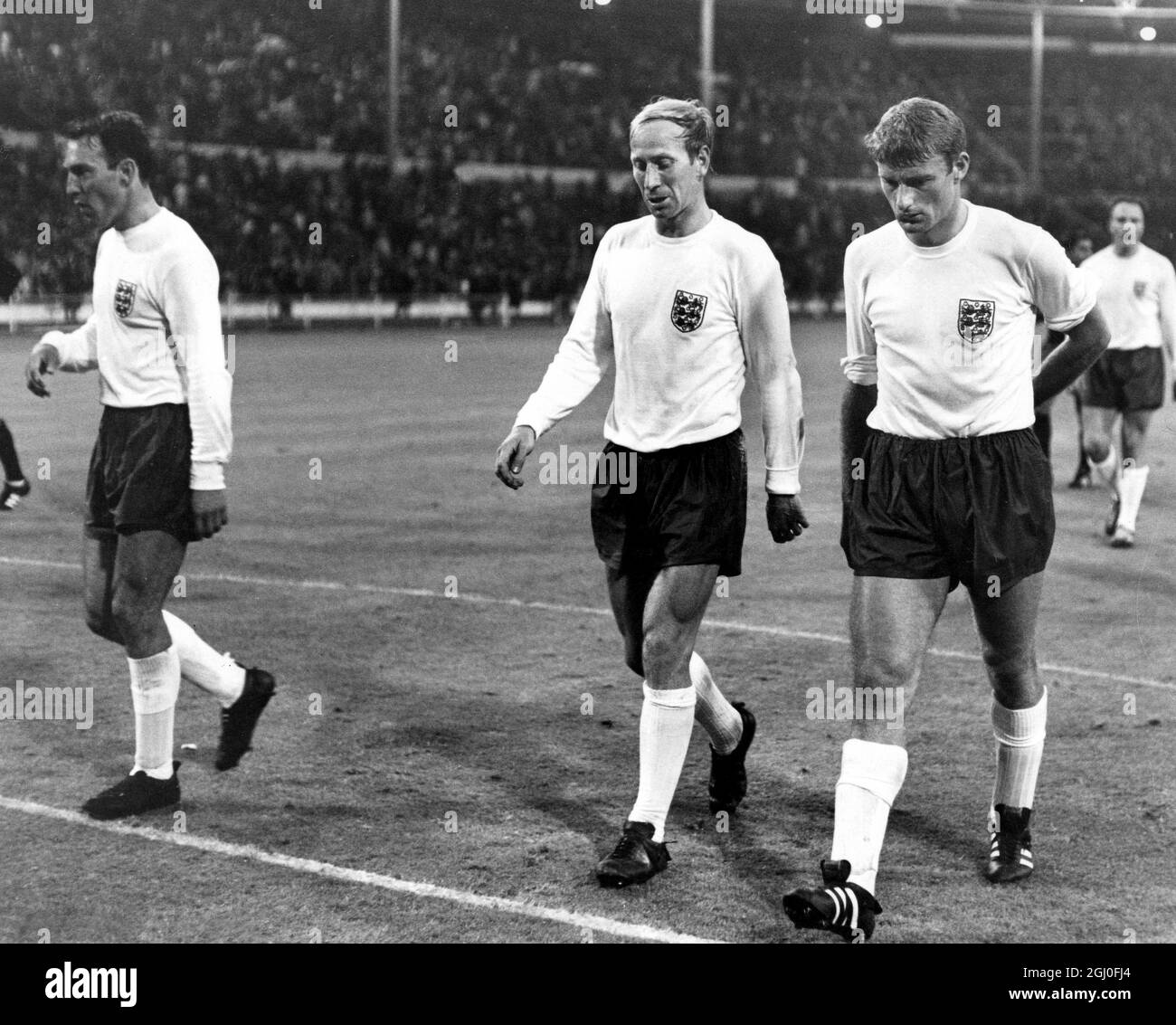 1966 Coppa del mondo Inghilterra / Messico Bobby Charlton (centro) che ha segnato il primo gol dell'Inghilterra, Roger Hunt (a destra), e Jimmy Greaves sono raffigurati lasciando il campo a Wembley. 16 luglio 1966. Foto Stock