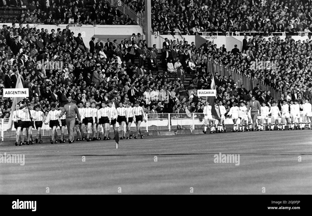 Coppa del mondo 1966 - la cerimonia di apertura che mostra la sfilata delle nazioni in competizione. 11 luglio 1966 Foto Stock