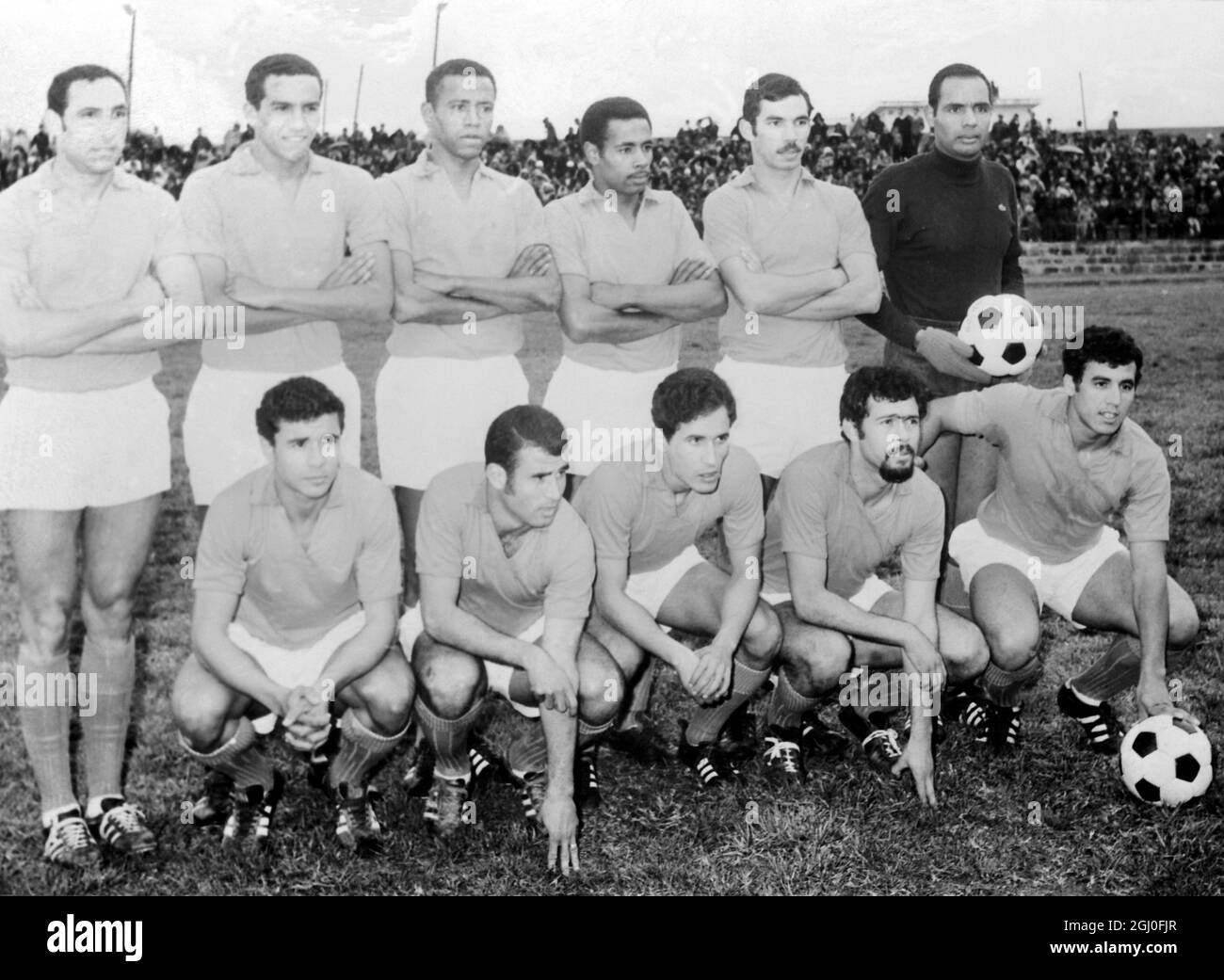 La squadra nazionale di calcio marocchina Back Row da sinistra a destra - Moulay Idriss, Slimani, Abdellah, Filali, Boujemaa e Allal. Prima fila: Ha detto Faras, Basnous, Maaroufi e Ghezouani. Casablanca, Marocco. 9 gennaio 1970 Foto Stock