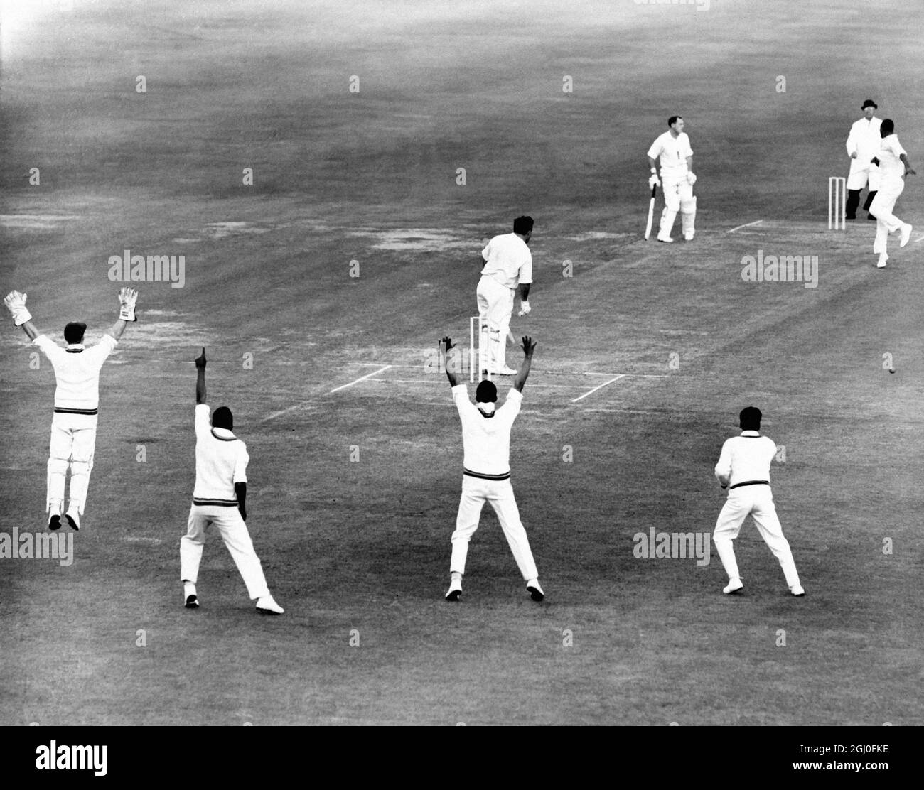 Inghilterra / West Indies Colin Milburn (Inghilterra e Northants) esce per sei a Wes Hall durante il secondo incontro di prova al Lords Picture Shows bowler e Fielders appetitosi. 17 giugno 1966 Foto Stock