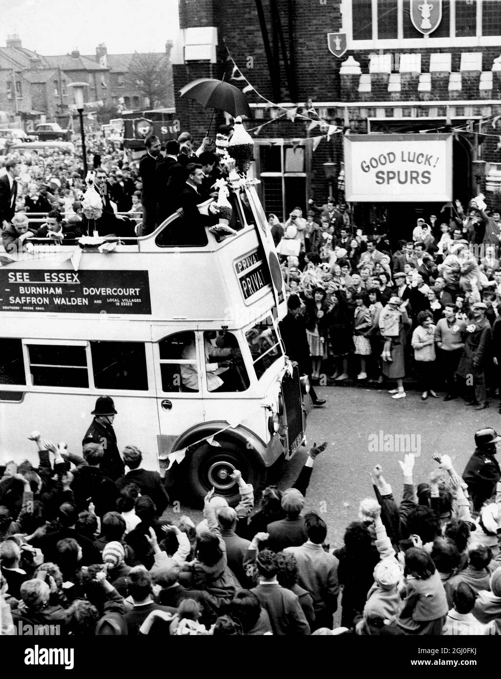 La squadra vincente della Spurs fa Cup ha visto su un autobus scoperto a due piani sulla strada per un ricevimento civico al Municipio di Tottenham durante il tour di trionfo di Tottenham. 6 maggio 1962 Foto Stock