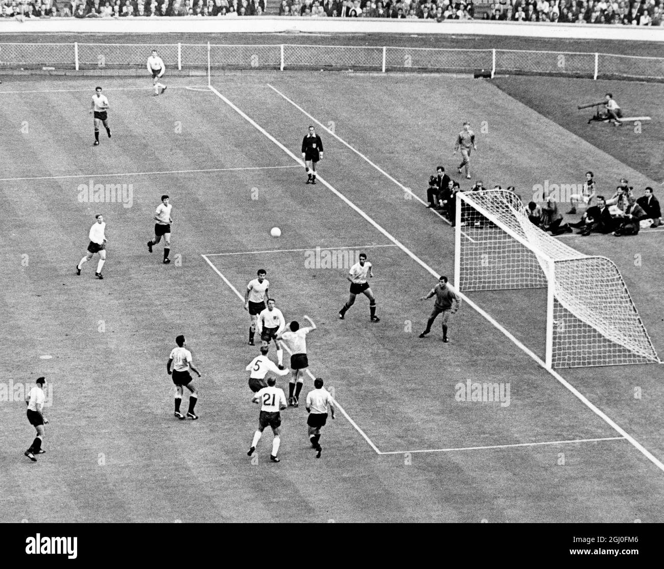 1966 Coppa del mondo Inghilterra / Uruguay Jimmy Greaves, Jack Charlton e Roger Hunt si muovono come un angolo da Connelly minaccia l'Uruguay Goal durante la partita di apertura della Coppa del mondo. 12 luglio 1966. Foto Stock