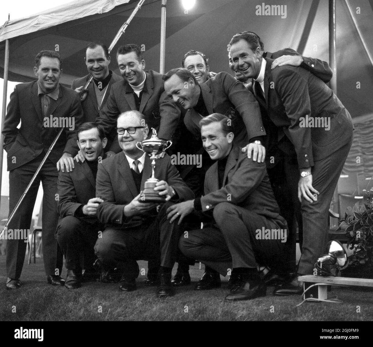 Byron Nelson, il capitano della Ryder Cup americana che non gioca, è mostrato di tenere la Ryder Cup dopo che la sua squadra aveva battuto la Gran Bretagna a Royal Birkdale. È affiancato da gene Littler (a sinistra) e Dave Marr. Sullo sfondo da sinistra a destra ci sono Tommy Jacobs, Johnny Pott, Ken Venturi, Billy Caspar, Arnold Palmer, Julius Boros, Don January e Tony Lema. 9 ottobre 1965. Foto Stock