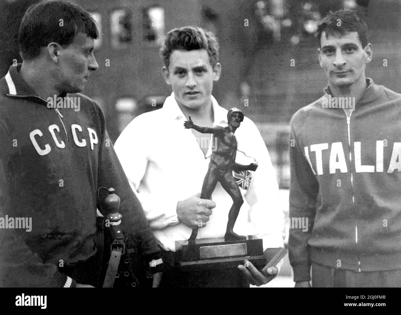 Un'altra medaglia d'oro per Ian Black. Afferrare la statuetta è Ian Black scozzese studente dopo aver vinto una medaglia d'oro per la sua vittoria in 400 metri Freestyle durante i Campionati europei di nuoto a Budapest Ungheria. (A sinistra) il russo Nyikitin che era secondo, e (a destra) Galletti, l'italiano che era terzo. 8 settembre 1958 Foto Stock