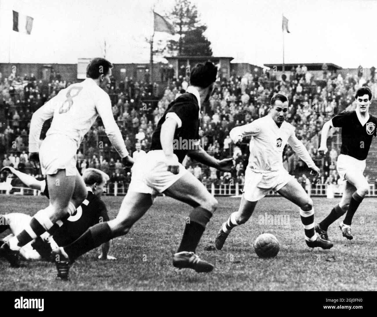 Scozia / Cecoslovacchia la Cecoslovacchia sconfisse la Scozia 4-2 dopo un periodo extra durante un turno di qualificazione alla Coppa del mondo a Bruxelles. L'immagine mostra Cecoslovkia (camicie bianche) sull'attacco. Novembre 1961. Foto Stock