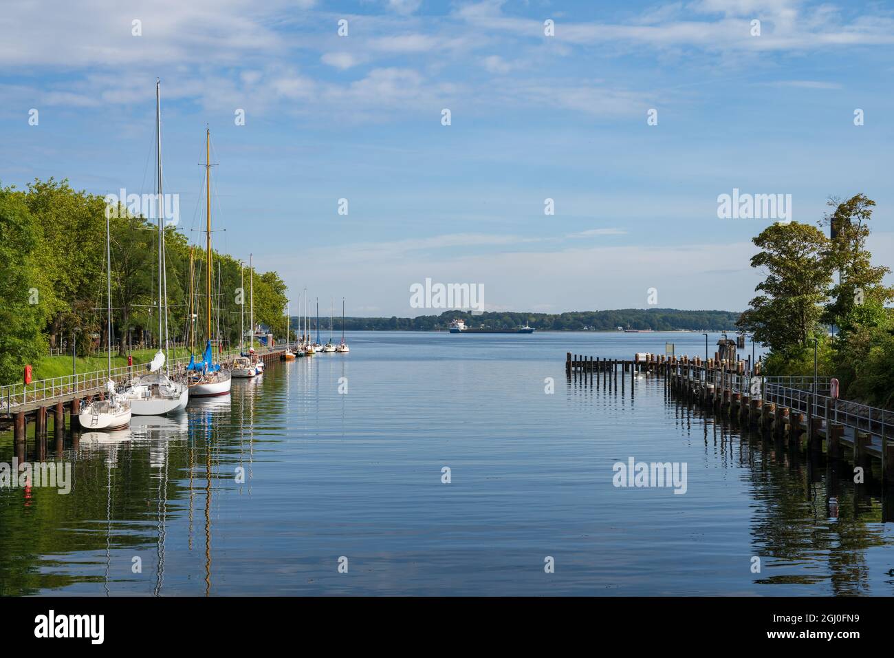 An einem Bootsteg an der Schleuse Holtenau haben Segelschiffe angelegt, bevor sie die passage durch den Nord-Ostsee-Kanal antreten Foto Stock