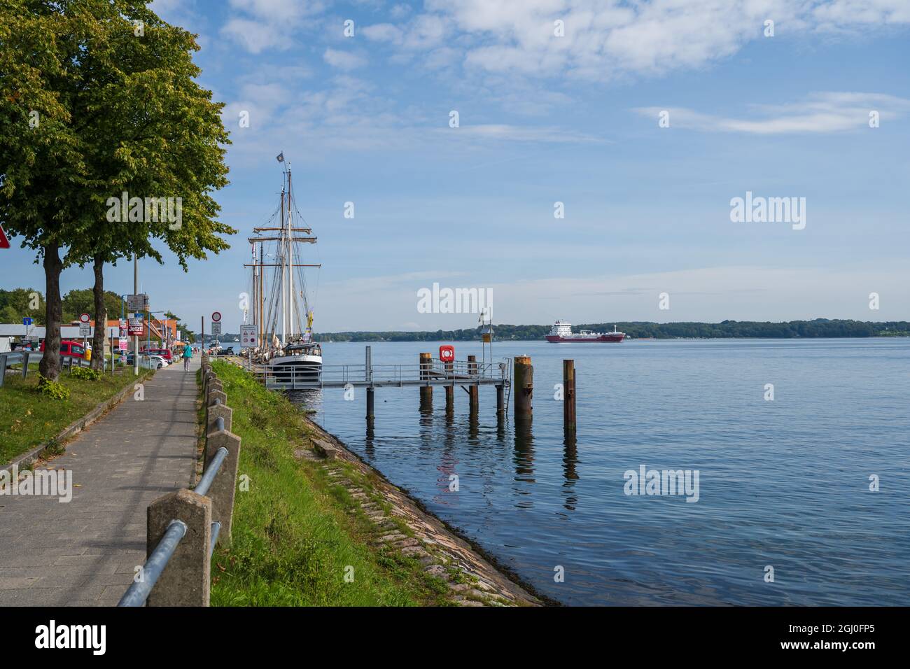 Blick aus dem Bereich alte Schleuse Holtenau. Großsegelschiffe am Tiessenkai und ein Tankschiff auf dem Weg in den Kanal Foto Stock