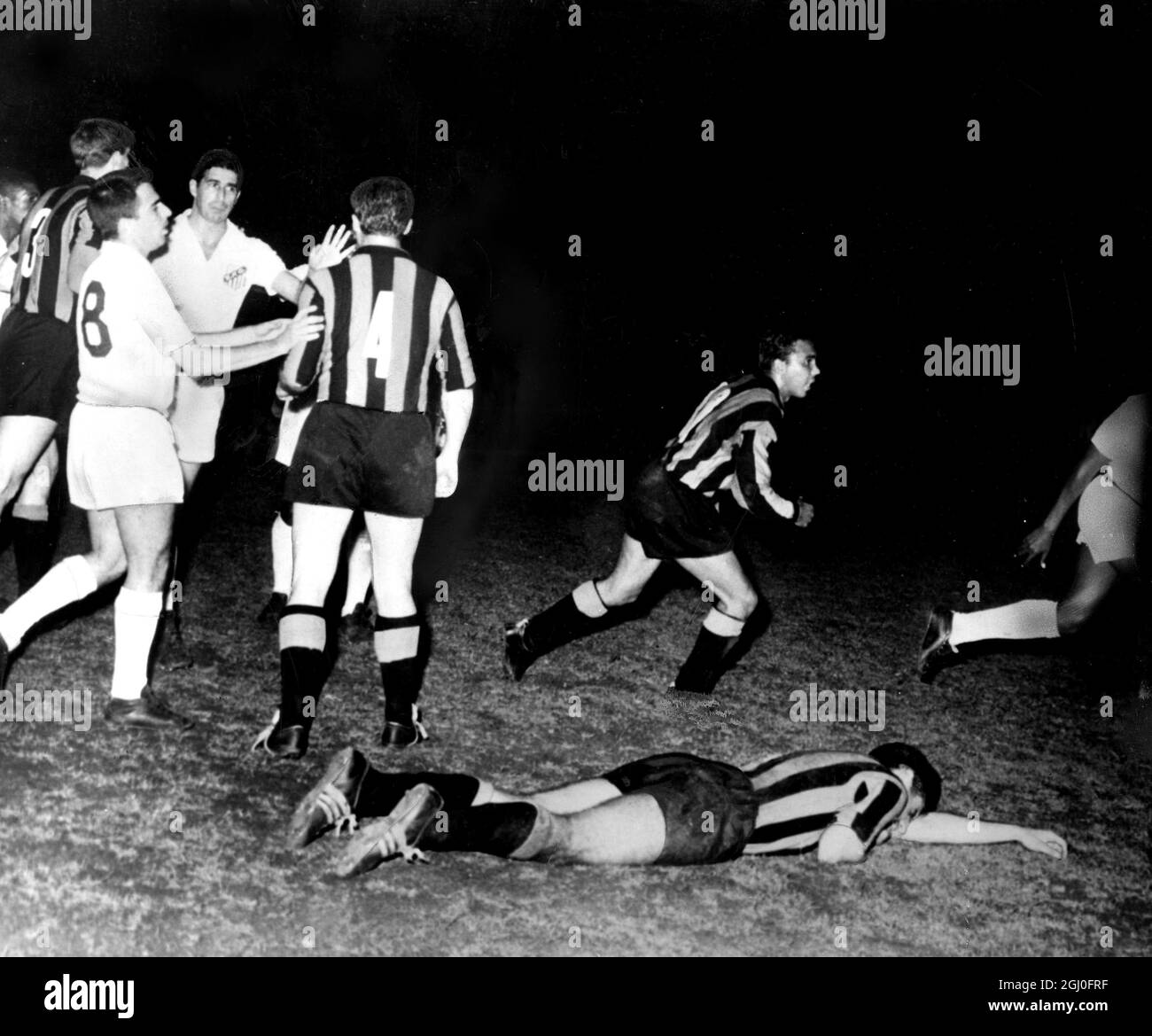 Il team italiano Inter Milan ha battuto Santos del Brasile 2-0 durante una recente partita a Milano. Bolchi è bussato a terra come Pele cerca di colpire fuori a Masiero. 22 giugno 1963. Foto Stock