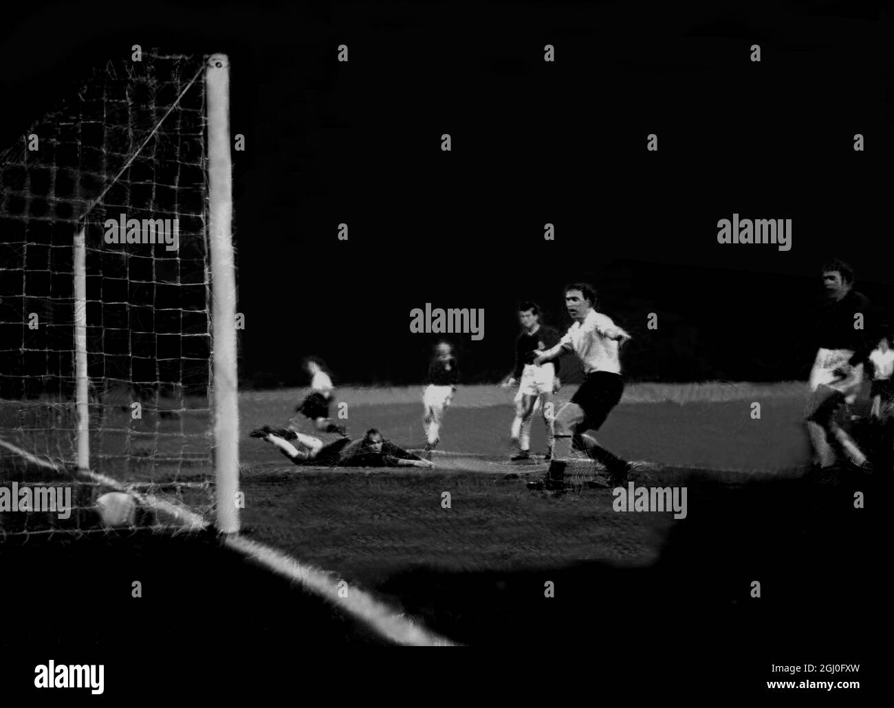 London Select 11 v Barcellona con il portiere di Barcellona spruzzato sul terreno (Estrems) la palla rotola davanti a lui per mettere la squadra di Londra in testa alla partita a Stamford Bridge 5 marzo 1958 Foto Stock