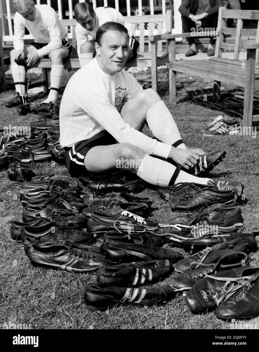 Fulham e l'Inghilterra a pieno titolo George Cohen, si prepara per una nuova stagione, mentre tira gli stivali al campo di allenamento di Ewell. 26 luglio 1967 Foto Stock