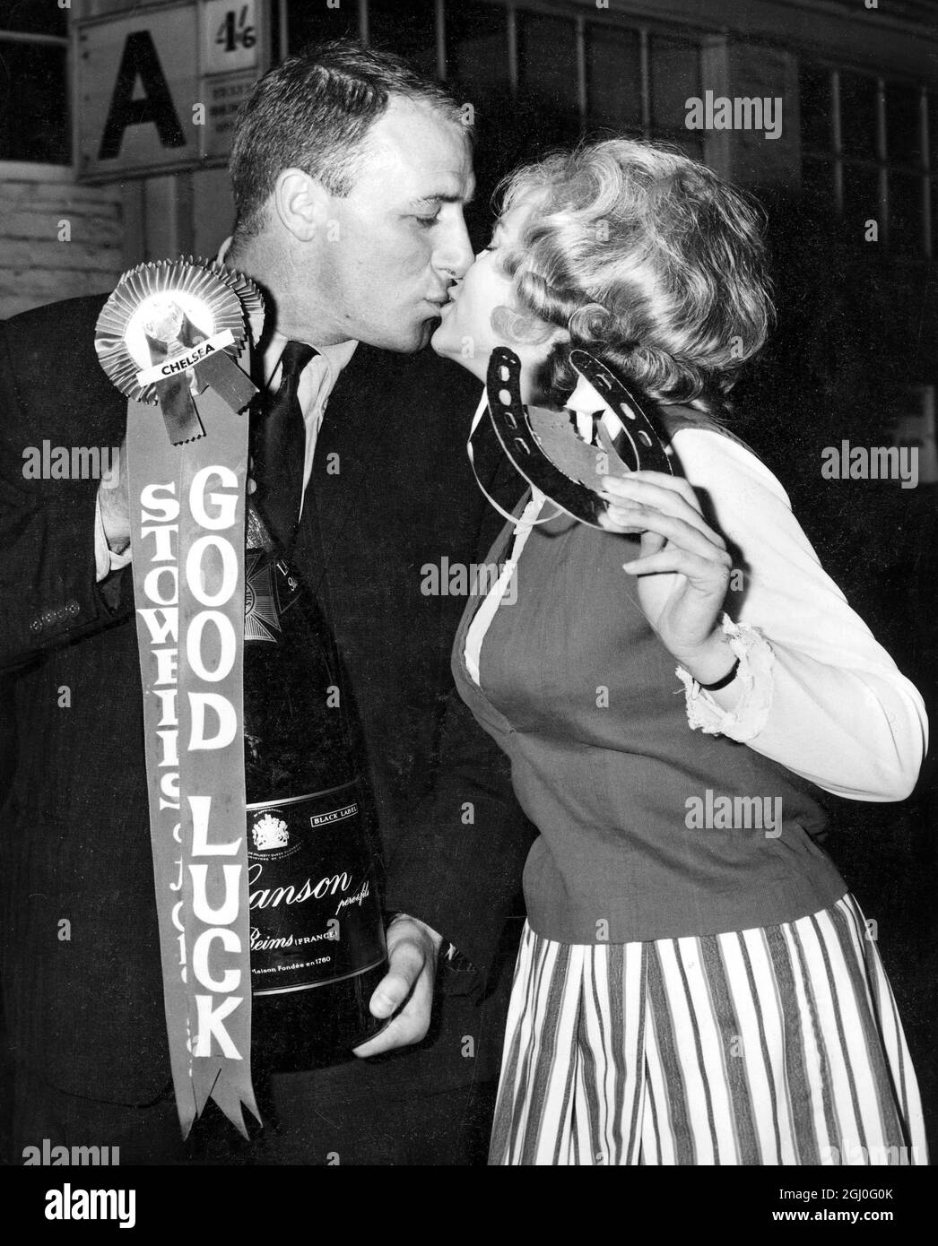 Il manager del Chelsea, Tommy Dochrety riceve un bacio di buona fortuna da Edith Hood, che ha presentato al team del Chelsea una methuselah di champagne prima della loro apparizione finale della tazza fa. 19 maggio 1967 Foto Stock