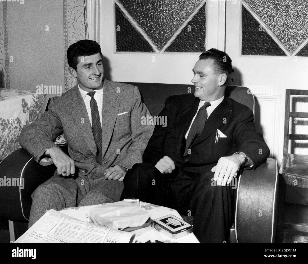 Charles Hurley, i segni di 22 anni per Sunderland da Millwall. La tassa non è stata divulgata, ma è stato riferito che il club di Londra ha rifiutato un'offerta di £15,000 recentemente. Spettacoli fotografici: Charlie Hurley con il manager Sunderland, Alan Brown. 27 settembre 1957 Foto Stock