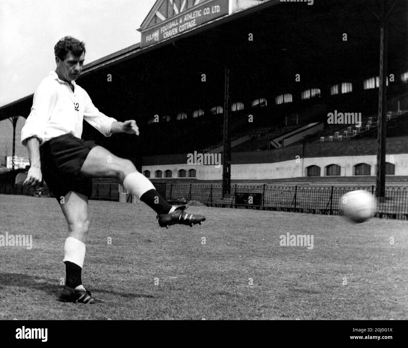 Johnny Haynes di Fulham visto qui in formazione al Craven Cottage. I registi di Fulham hanno recentemente abbassato le offerte di Tottenham per il trasferimento di Haynes. 11 agosto 1964 Foto Stock