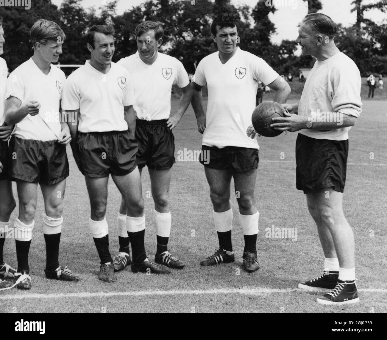 Spurs in formazione per la stagione 1962-63 Foto mostra: (Da sinistra a destra) John White, Jimmy Greaves, Danny Blanchflower, Bobby Smith e Bill Nicholson, manager. 3 agosto 1962 Foto Stock