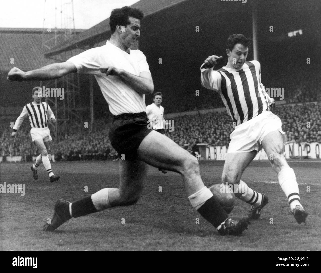 Tottenham Hotspur v West Bromwich Albion Norman, il centro-mezzo degli Spurs, in un tackle per la palla con Smith (strisce), il West Bromwich Albion centro-avanti, durante la partita a White Hart Lane. 21 aprile 1962 Foto Stock